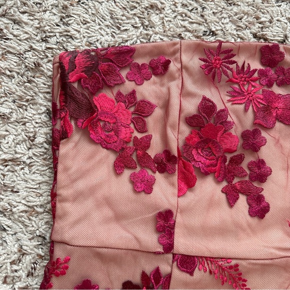 PrettyLittleThing Fuchsia Bandeau Embroidered Lace Bodycon Dress Women’s Size 8 - Picture 4 of 16